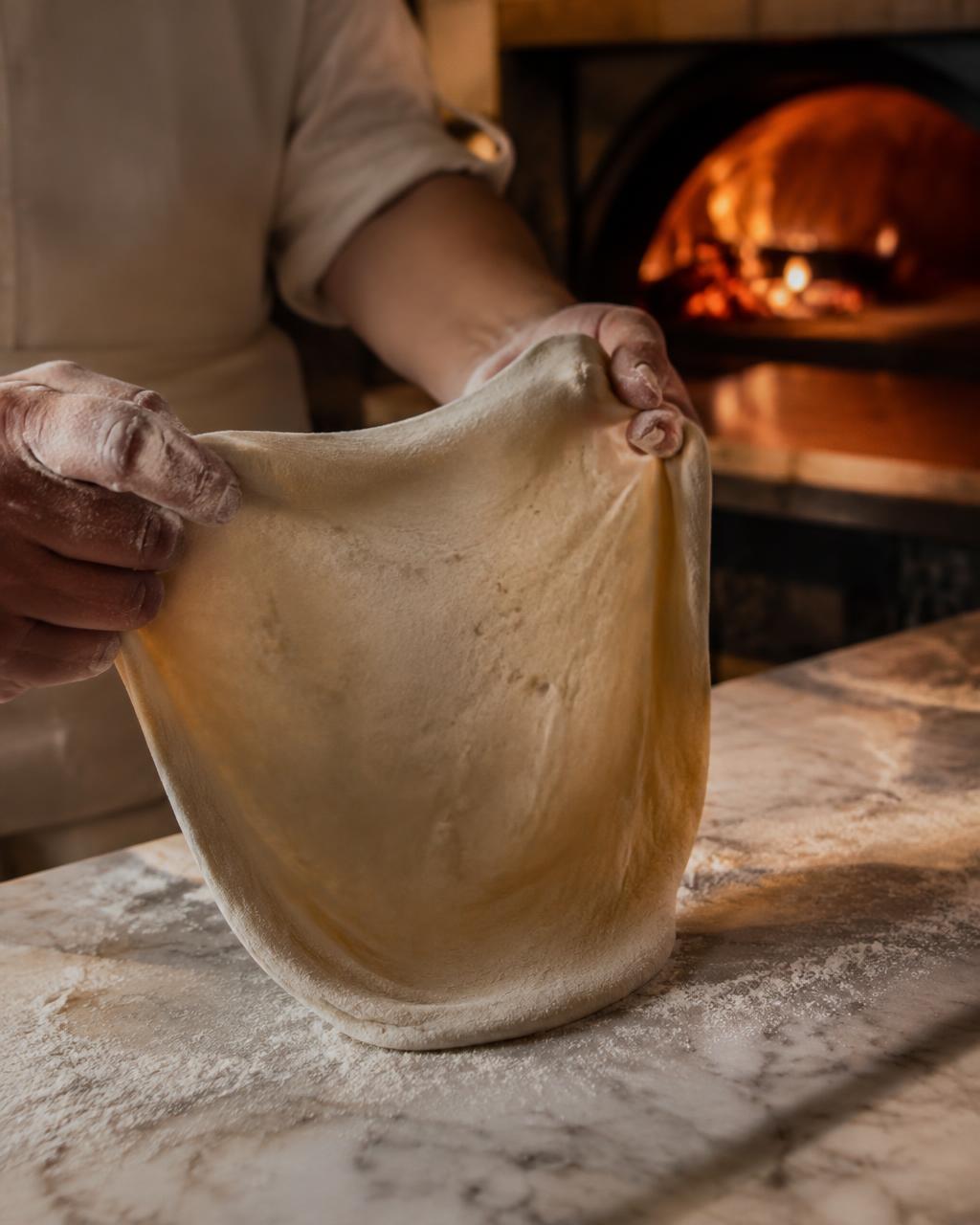 Pâte à pizza étirée à la main
